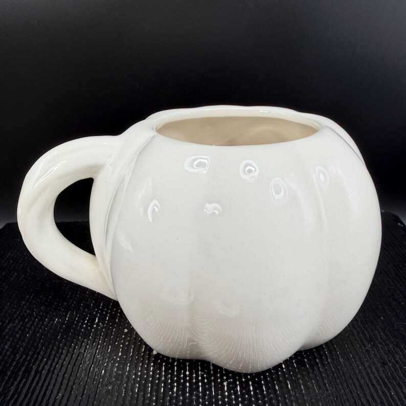 Taza con tapa de Jack Skellington con diseño de Pesadilla antes de Navidad de Disney, color blanco. imagen 9