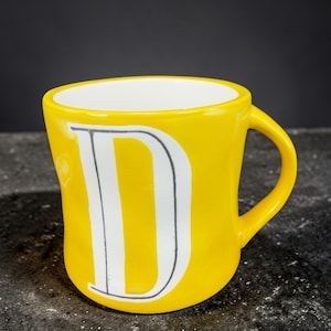 Anthropologie Monogram Letter D Mug Yellow Hand Painted Ceramic Coffee Cup 4in afbeelding 1