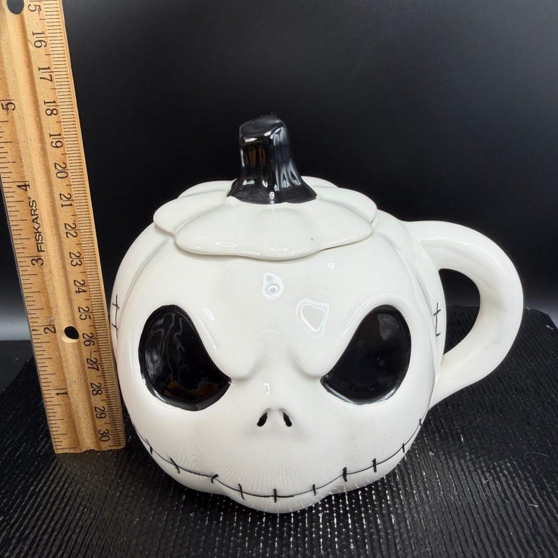 Taza con tapa de Jack Skellington con diseño de Pesadilla antes de Navidad de Disney, color blanco. imagen 2