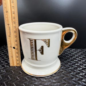 Anthropologie Monogram Initial F Mug White Gold Metallic Coffee Cup Pedestal Cup afbeelding 2