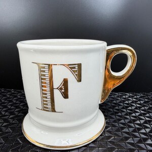 Anthropologie Monogram Initial F Mug White Gold Metallic Coffee Cup Pedestal Cup afbeelding 6