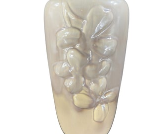 Jarrón de flores de cornejo blanco con relieve de cerámica Haeger vintage, esmaltado en gris claro