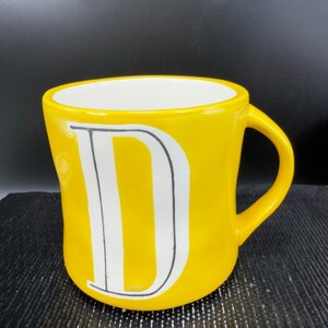 Anthropologie Monogram Letter D Mug Yellow Hand Painted Ceramic Coffee Cup 4in afbeelding 5