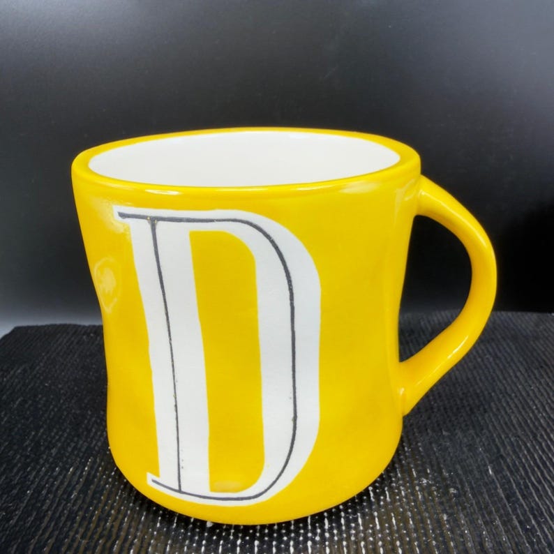 Anthropologie Monogram Letter D Mug Yellow Hand Painted Ceramic Coffee Cup 4in afbeelding 5