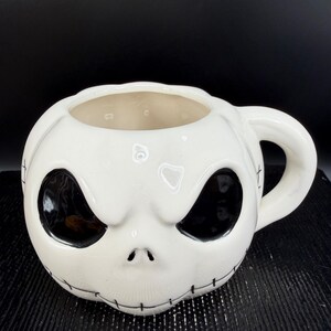 Taza con tapa de Jack Skellington con diseño de Pesadilla antes de Navidad de Disney, color blanco. imagen 7