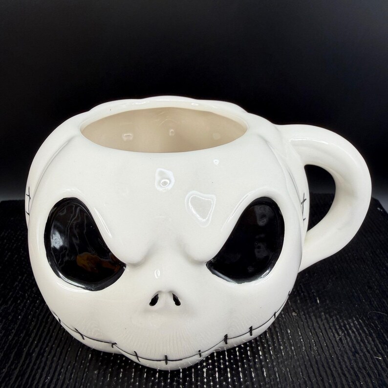 Taza con tapa de Jack Skellington con diseño de Pesadilla antes de Navidad de Disney, color blanco. imagen 7