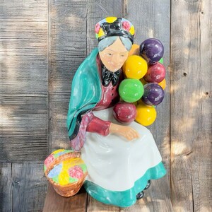 Vintage Royal Doulton Lady Figurine The Old Balloon Seller Made In ENGLAND VTG