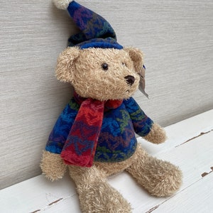 A & A Soft Toys Bär mit Pullover, Mütze und Schal mit Etikett, 35,6 cm Bild 5