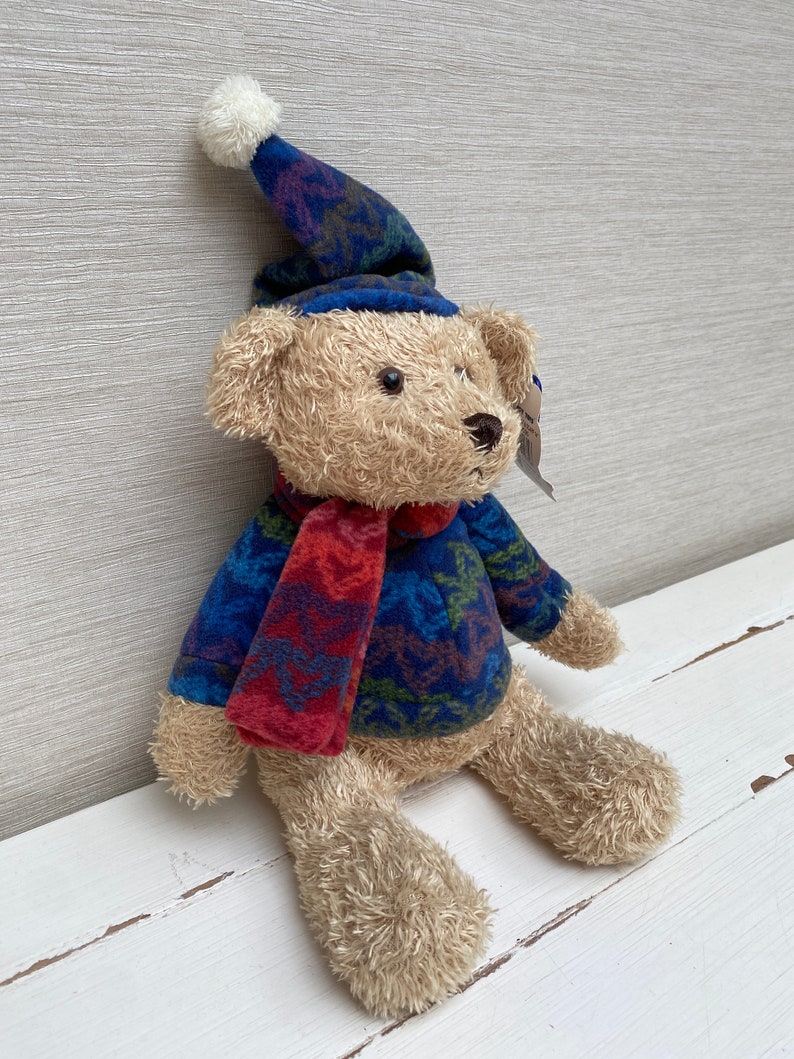 A & A Soft Toys Bär mit Pullover, Mütze und Schal mit Etikett, 35,6 cm Bild 5