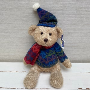 A & A Soft Toys Bär mit Pullover, Mütze und Schal mit Etikett, 35,6 cm Bild 1