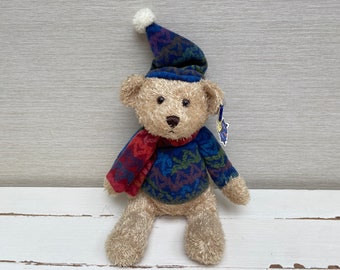 A & A Soft Toys Bär mit Pullover, Mütze und Schal mit Etikett, 35,6 cm
