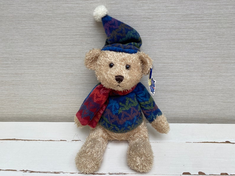 A & A Soft Toys Bär mit Pullover, Mütze und Schal mit Etikett, 35,6 cm Bild 1