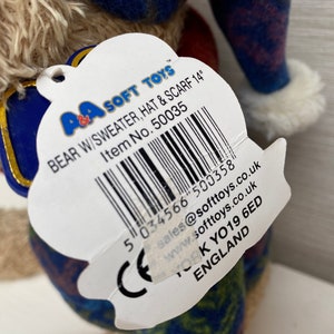 A & A Soft Toys Bär mit Pullover, Mütze und Schal mit Etikett, 35,6 cm Bild 7