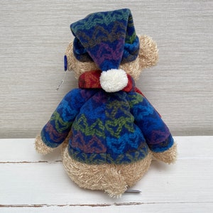 A & A Soft Toys Bär mit Pullover, Mütze und Schal mit Etikett, 35,6 cm Bild 3