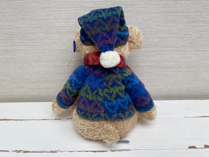 A & A Soft Toys Bär mit Pullover, Mütze und Schal mit Etikett, 35,6 cm Bild 3