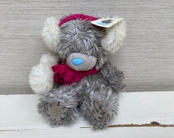 Nounours Tatty Me To You avec cache-oreilles et écharpe rouge avec étiquette