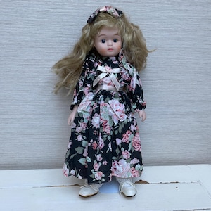 Vintage Porzellan Mädchen Puppe - Blond Blau Augen Blumenkleid und Schleife auf Ständer 43 cm