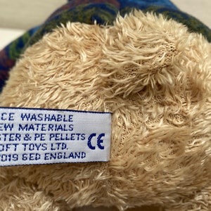 A & A Soft Toys Bär mit Pullover, Mütze und Schal mit Etikett, 35,6 cm Bild 9