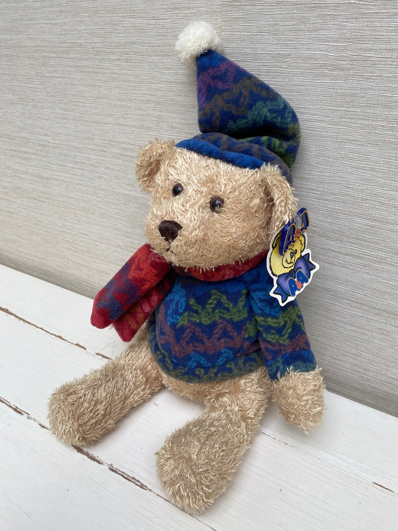 A & A Soft Toys Bär mit Pullover, Mütze und Schal mit Etikett, 35,6 cm Bild 6