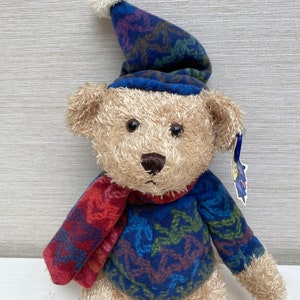 A & A Soft Toys Bär mit Pullover, Mütze und Schal mit Etikett, 35,6 cm Bild 4