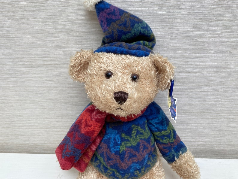 A & A Soft Toys Bär mit Pullover, Mütze und Schal mit Etikett, 35,6 cm Bild 4