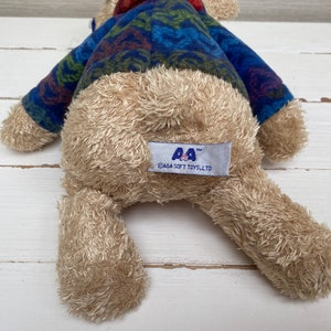 A & A Soft Toys Bär mit Pullover, Mütze und Schal mit Etikett, 35,6 cm Bild 8