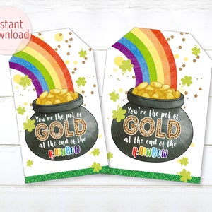 Pode incluir: Duas etiquetas de presente do Dia de São Patrício com um arco-íris, um pote de ouro e o texto "You're the pot of GOLD at the end of the RAINBOW." As etiquetas têm uma borda verde brilhante e detalhes de trevo.