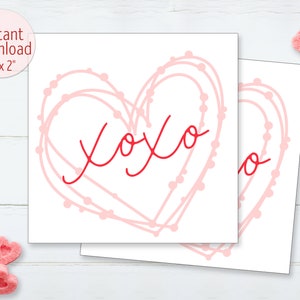 Puede incluir: Dos tarjetas cuadradas blancas con un dise&ntilde;o de coraz&oacute;n rosa y el texto rojo "xoxo". El coraz&oacute;n est&aacute; delineado con una l&iacute;nea punteada. Las tarjetas miden 5,08 cm x 5,08 cm y est&aacute;n etiquetadas como "Descarga instant&aacute;nea". Caramelos rosas en forma de coraz&oacute;n en el fondo.