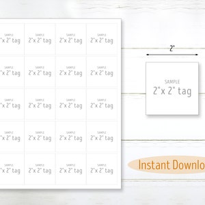 Puede incluir: Una hoja de etiquetas cuadradas blancas, cada una de 5,08 cm x 5,08 cm, con la palabra "SAMPLE" y el texto "2" x 2" tag" impresos. La imagen tambi&eacute;n muestra una sola etiqueta con dimensiones etiquetadas. Las palabras "Instant Download" tambi&eacute;n son visibles.