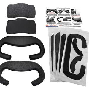 Può includere: Un set di cuscinetti in schiuma di ricambio per un visore per la realtà virtuale. Il set include un cuscinetto per la fascia, due cuscinetti per il viso e un set di quattro cuscinetti per il naso. I cuscinetti sono neri e grigi e sono confezionati in un sacchetto di plastica trasparente.