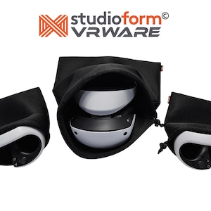 Op de afbeelding: Drie zwarte zakken met trekkoord met VR-headsets. De headsets zijn wit en zwart. Het logo van studioform VRWARE staat bovenaan.