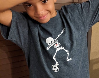 Skeleton Dabbing Heart Soccer Youth Cotton TShirt | T-shirt graphique effrayant et amusant pour enfants | Halloween Valentine’s Kid Shirt | Chemise de soccer pour enfants