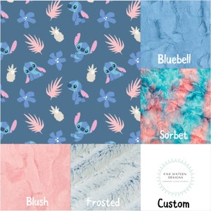 Puede incluir: Una colecci&oacute;n de mantas personalizadas con varias texturas y patrones. Un patr&oacute;n presenta un fondo azul con personajes de dibujos animados Stitch, flores y pi&ntilde;as. Otras texturas incluyen bluebell, sorbete, rubor y helado. Tambi&eacute;n se ve el logotipo de Five Sixteen Designs.