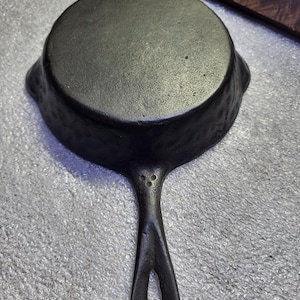 Unmarked Hammered #3 Cast Iron Skillet. USA.