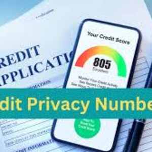 Op de afbeelding: Een smartphone toont een kredietscore van 805, met een regenboogboogdiagram. De telefoon ligt op een kredietaanvraagformulier, naast een pen. Een banner toont "Credit Privacy Numbers."