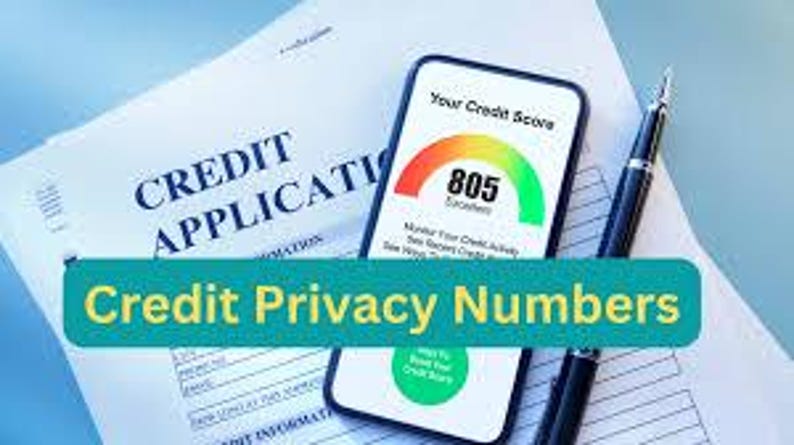 Op de afbeelding: Een smartphone toont een kredietscore van 805, met een regenboogboogdiagram. De telefoon ligt op een kredietaanvraagformulier, naast een pen. Een banner toont "Credit Privacy Numbers."