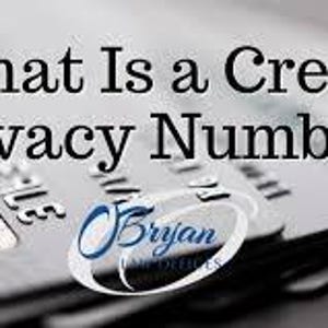 Op de afbeelding: Afbeelding van een stapel lichtgrijze creditcards met de tekst "What Is a Credit Privacy Number?" in het zwart. Het Bryjan-logo is rechtsonder zichtbaar. De kaarten zijn opgestapeld.