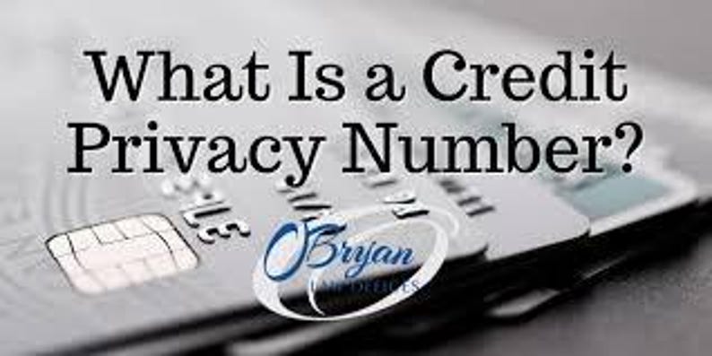 Op de afbeelding: Afbeelding van een stapel lichtgrijze creditcards met de tekst "What Is a Credit Privacy Number?" in het zwart. Het Bryjan-logo is rechtsonder zichtbaar. De kaarten zijn opgestapeld.