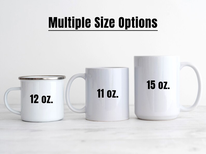 Op de afbeelding: Drie witte mokken in verschillende maten. De mokken zijn gelabeld met hun capaciteit: 12 oz, 11 oz en 15 oz.