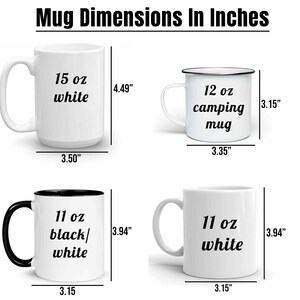 Op de afbeelding: Vier verschillende mokken met afmetingen in inches. De mokken zijn 15 oz wit, 12 oz kampeermok, 11 oz zwart/wit en 11 oz wit.