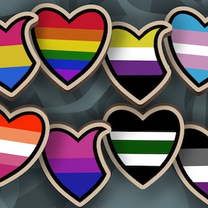 Peut inclure: Huit autocollants en forme de cœur avec différents motifs de drapeaux arc-en-ciel. Les drapeaux incluent les drapeaux arc-en-ciel, transgenre, bisexuel, pansexuel, genderqueer, lesbien, non-binaire et asexuel.
