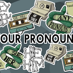 Peut inclure: Un ensemble d'autocollants colorés avec différentes options de pronoms, notamment "They/Them", "She/Her", "He/Him", "She/They" et "Any Pronouns". Les autocollants présentent une variété de designs, notamment des serpents, des cassettes audio et des appareils photo Polaroid.