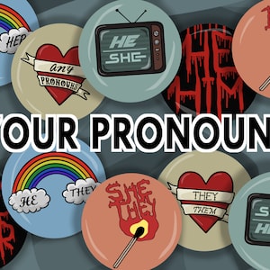 Pode incluir: Nove botões coloridos com diferentes designs e texto relacionados à identidade de gênero e pronomes. O texto nos botões inclui "Ela Ele", "Ele Elas", "Ela Elas", "Ele Ela", "Qualquer pronome", "Eles Elas", e "Ela Ele".