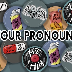 Op de afbeelding: Een verzameling buttons en afbeeldingen met het thema voornaamwoorden. De zin "YOUR PRONOUNS" staat prominent weergegeven. Buttons bevatten zinnen als "HIJ HEM", "ZIJ HAAR" en "HEN HUN", samen met gerelateerde afbeeldingen zoals spuitbussen en sapdozen.