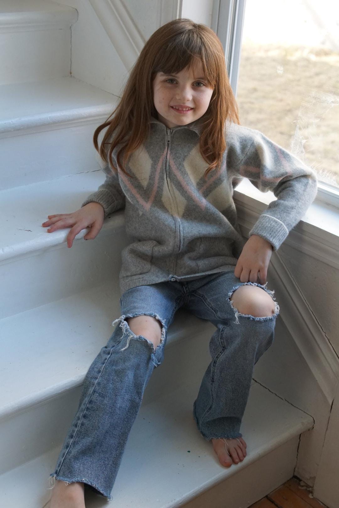 REIMAGINE 6～8歳 / ラムウールとアンゴラのグレーとピンクのジップ