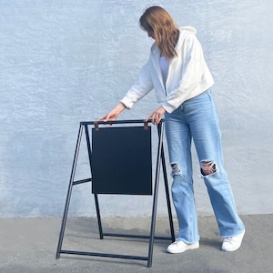 Easy to use pavement sign