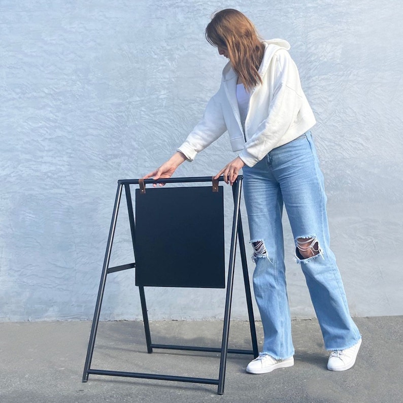 Easy to use pavement sign