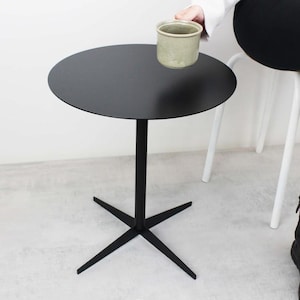 金属製カフェテーブル：細長い丸いビストロテーブル