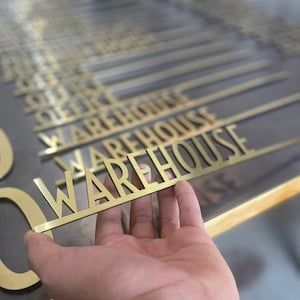 Personalisierte Wayfinding Piktogramme und Namensschilder - Gold Edelstahl Schild