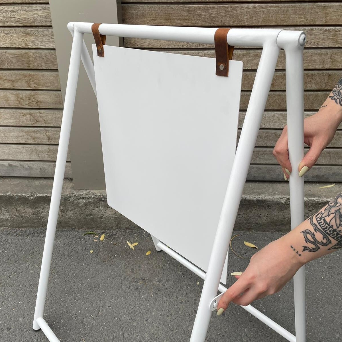 Golemas サンドイッチボード 歩道標識 24 x 36 Aフレーム サインホルダー アウトドア 頑丈 折りたたみメタル 両面ディスプレイ Aフレームサイン ビジネスや店舗